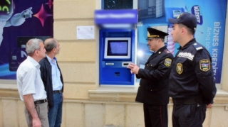 Yevlaxda polis bankomatların önündə vətəndaşlarla görüşdü - SƏBƏB   - FOTO
