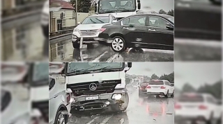 Nasaz yük maşını zəncirvari qəzaya səbəb oldu   - VİDEO