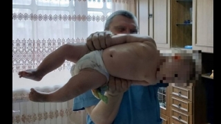 Младенец кричит как резаный: ролик с жутким массажем для новорожденных перепугал соцсети  - ФОТО - ВИДЕО