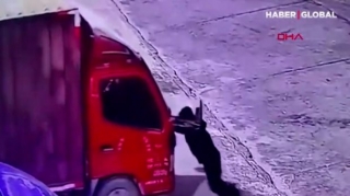 Yük maşınını əli ilə saxlamaq istədi, altında qalıb öldü  - VİDEO