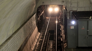 Metroda 4 qatar tuneldə qalıbmış 