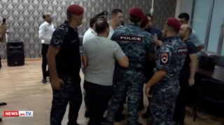 Paşinyanın partiya yoldaşlarıyla tərəfdarları arasında dava düşüb   - VİDEO