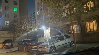 Maşını səkiyə çıxarıb özünə parklanma yeri düzəltdi - FOTO