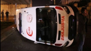 Avtobusla toqquşan təcili yardım maşını aşdı, 3 tibb işçisi... 