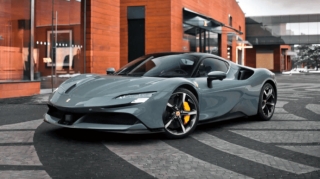 Dünyaya uşaq gətirən arvadına “Ferrari” hədiyyə etdi - FOTO 