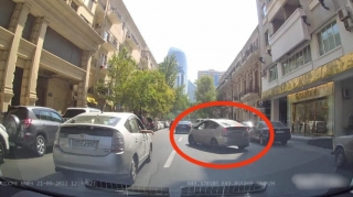 Gün ərzində 2 dəfə kameraya düşən taksi sürücüsü: Şəhərdə oyun çıxarır    - VİDEO