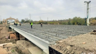 Qudyalçay üzərində inşa olunan yeni körpünün aşırım tirləri montaj olunub - FOTO 