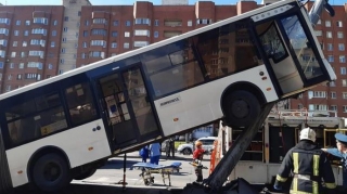 В Петербурге автобус врезался в столб, есть пострадавшие  - ВИДЕО