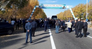 İşgəncə verməkdə təqsirləndirilən polislərin qohumları yolu bağladılar