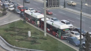 Bakıda yola beton qarışığının tökülməsi tıxac yaratdı  - Foto