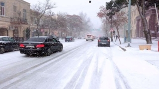 Qar yağdı, Bakı “batdı”:  İcra Hakimiyyətinin yollar üçün aldığı 2300 ton duz hara getdi?