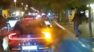 Bakıda piyada özünü avtomobilin altına atdı - VİDEO