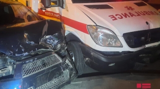 Bakıda ambulans qəzaya uğrayıb, həkim xəsarət alıb  - FOTO