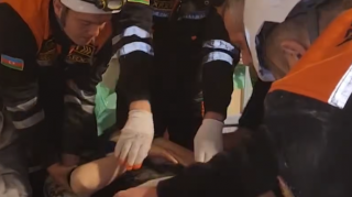 Bakıda yaşayış evi çökdü - Xəsarət alan var - VİDEO