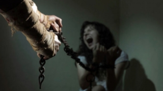 Bərdədə şok olay: Qadın evində saxladığı kişi ilə qızını zəncirlədi - TƏFƏRRÜA 