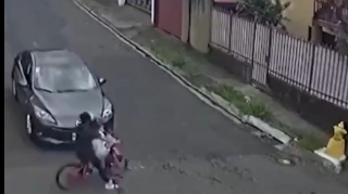 Velosiped  hasara çırpıdı: iki nəfər bu hala düşdü  - VİDEO