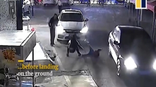 Binadan yıxılan uşağı görün necə tutdular?  - VİDEO