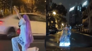 В Баку человек в странном одеянии препятствовал движению автомобилей?   - ВИДЕО