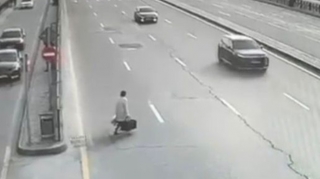 В Баку автомобиль сбил женщину, переходившую дорогу в неположенном месте - ВИДЕО 