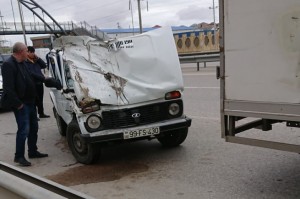 Xırdalanda minik avtomobili yük maşınına çırpılıb - FOTO