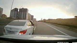 Sükan arxasında sərnişinlə mübahisə edən qadın sürücü qəza törətdi    - REAL VİDEO