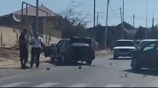 Bakıda "Mercedes" markalı avtomobillər toqquşdu; nəticədə yolda...  - VİDEO