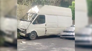 “Prius” yük maşınını divara çırpdı  - VİDEO