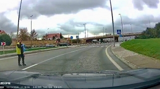 Yol işçisi qadın piyada keçidinin yaxınlığından  keçərək təhlükə yaratdı  - VİDEO