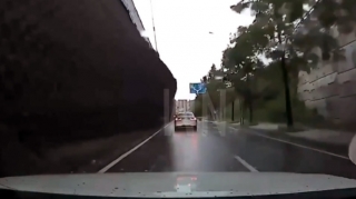 Yolun istinad divarı iki maşının üstünə uçdu; bir sürücü öldü - VİDEO 