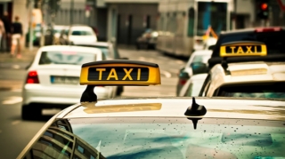 Taksi sürücüsü xanımın yolunu kəsdi və… - ŞOK VİDEO 