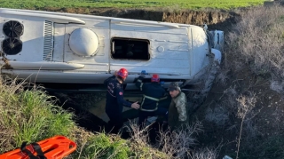 Məktəbli avtobusu dərəyə aşdı, 9 nəfər yaralandı 