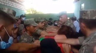 Azərbaycan şəhidi ilə vidalaşır  - FOTO - VİDEO
