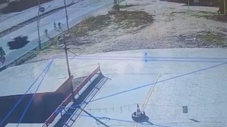 Avtomobil itdən qorxub qaçan azyaşlıya çırpıldı – ANBAAN VİDEO 