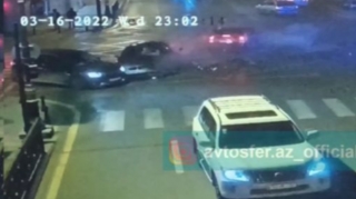 "Prius" yolayrıcında "Hyundai"ı  vurub başqa maşına çırpdı - VİDEO
