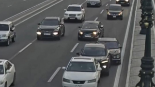 Diqqətsiz sürücü zəncirvari qəzaya səbəb oldu; hava yastıqları da açılmadı - VİDEO 