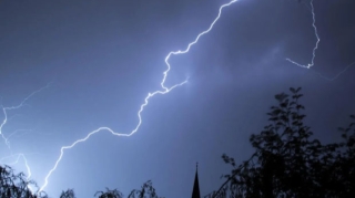 İldırım skuteri vurdu: Şəhər sakini ağır yaralandı - VİDEO  