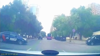 Növbəsini gözləmədən  əks yola çıxan “Prius” sürücüsü qəza riski yaratdı   - VİDEO