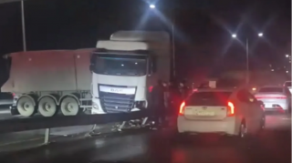 На дороге Баку - Сумгайыт грузовик врезался в ограждение - ВИДЕО  - ОБНОВЛЕННЫЙ