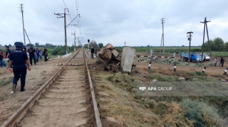 Sabirabadda qatarla traktor toqquşdu, sürücü öldü   - FOTO