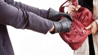 Bakıda qadının telefonunu, bank kartlarını oğurlayanlar saxlanıldı 