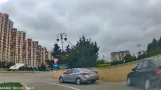 Sükan arxasında siqaret çəkən sürücü kötüyünü yola atdı - 77-GJ-660   - VİDEO