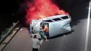 Mikroavtobus aşaraq alışdı;  3 nəfər diri-diri yanmaqdan son anda xilas edildi - VİDEO 