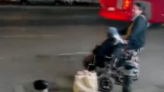 Taksi sürücüsü fiziki qüsurlu şəxsi götürməyib turistlərə üstünlük verir - VİDEO 