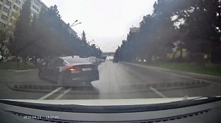 Qoşa xətti heçə sayan sürücü əks yola çıxıb hərəkəti ləngitdi   - VİDEO