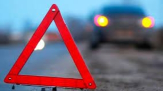 Gəncədə avtomobil motokuryeri vuraraq qolunu sındırdı