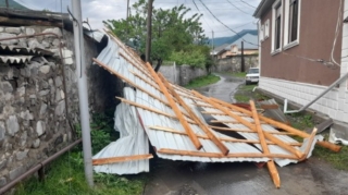 Qaxda külək evin damını uçurdu - FOTOLAR 