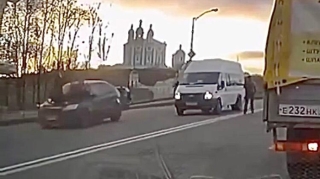 Minik avtomobilinin hədəfindən xilas oldular, amma..  - VİDEO