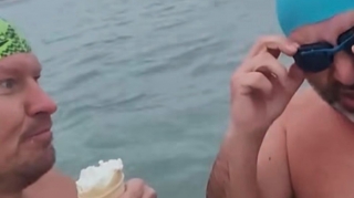 Soyuq havada dənizə girib dondurma yedilər - VİDEO