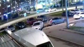 Qayda pozub qəzaya səbəb olan sürücünün maşını aşdı; xəsarət alanlar var - VİDEO 