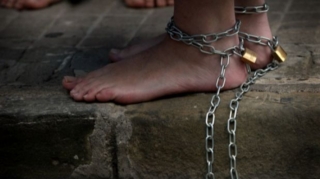 Azərbaycanda ana tanışı ilə 18 yaşlı qızını tualetdə zəncirlə bağladı - RƏSMİ 